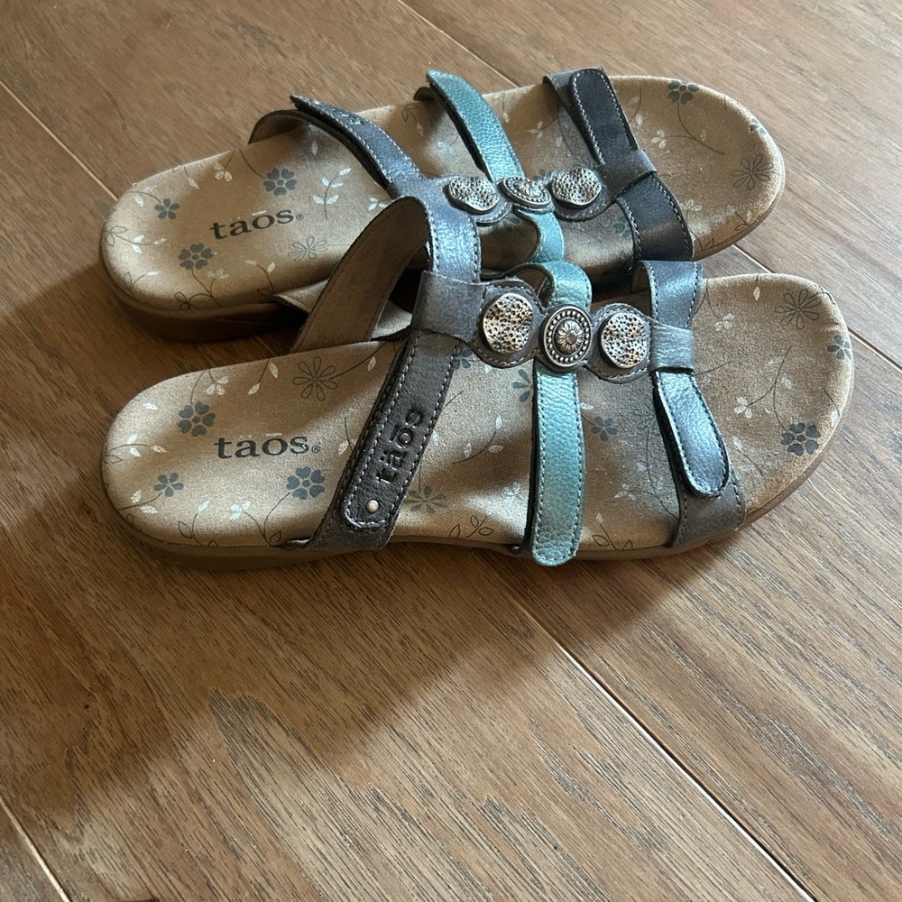Taos Footwear Blue and Gray Sandals with Ergonomic Design